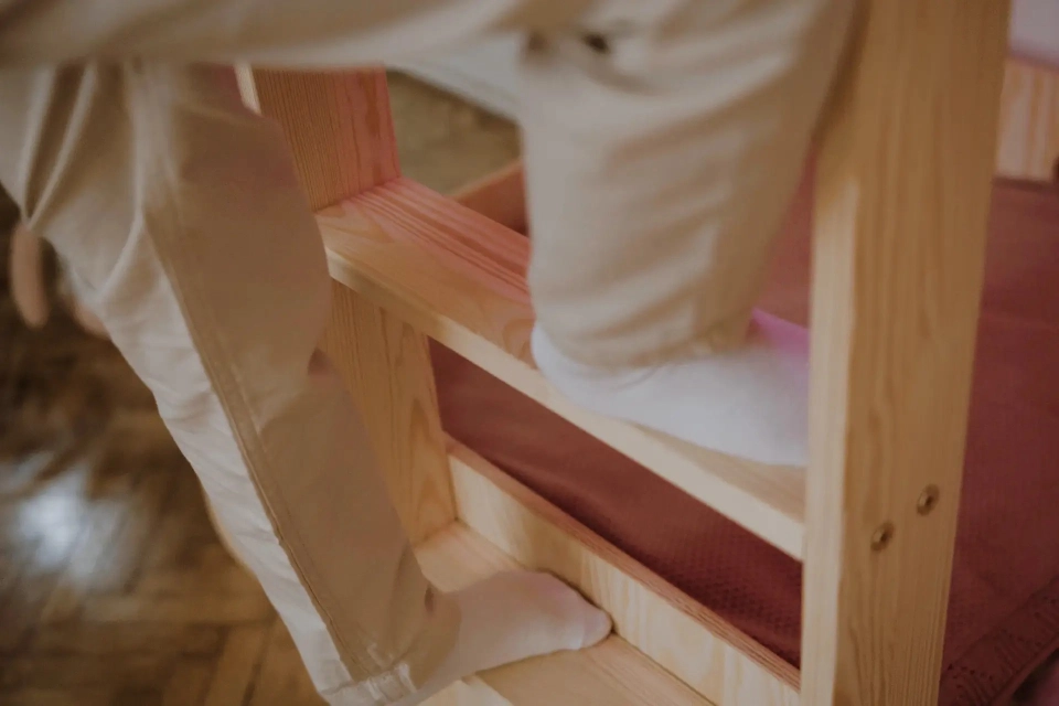 Jak wybrać najbezpieczniejszą drabinkę do łóżka piętrowego? Kompletny przewodnik